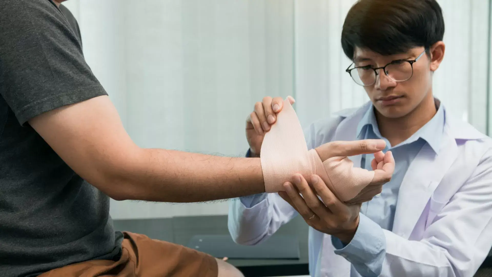 Identifying Symptoms of Wrist Injuries